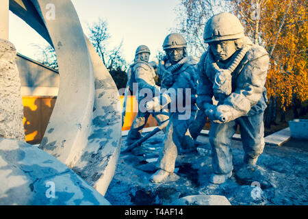 Il monumento al Chernobyl liquidatori è dedicato ai vigili del fuoco che hanno preso parte alla liquidazione delle conseguenze della catastrofe di Chernobyl Foto Stock