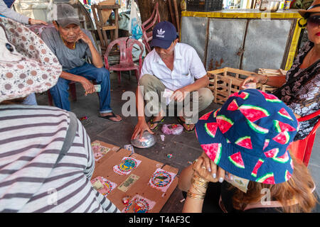 Street gambling den dado da gioco basato scommesse e una scheda casalinga, vicoli, quartiere vecchio, Hoi An, Quang Nam Provence, Vietnam Asia Foto Stock