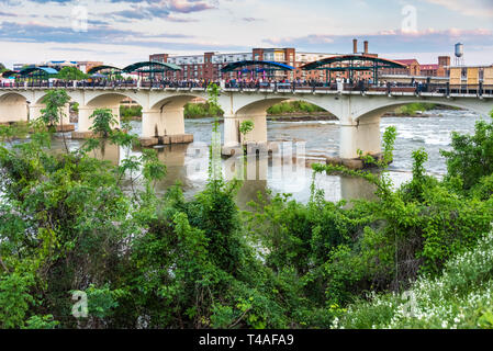 Creative south bridge partito sulla quattordicesima st ponte pedonale oltre il fiume Chattahoochee con il Columbus, GA riverfront skyline in background. Foto Stock