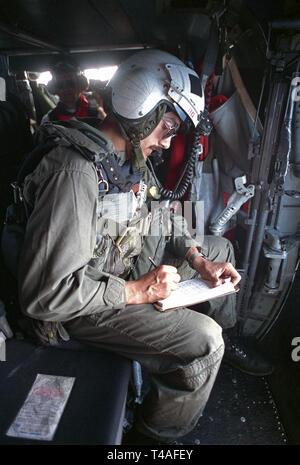 1 Novembre 1993 Un crewman sul bordo di una U.S. Navy SH-60F Seahawk elicottero dalla portaerei USS Abraham Lincoln come vola da Mogadiscio, Somalia, alla sua nave madre, 50 miglia (80Km) in mare. Foto Stock