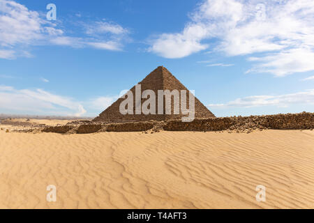 Bella vista sulla piramide di Menkaure nel deserto di Giza Foto Stock