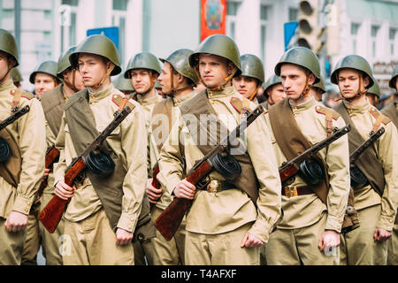 Gomel, Bielorussia - 9 Maggio 2017: gruppo di ri-enactos vestito come Soviet russo Rosso soldati dell esercito di guerra mondiale partecipando in parata durante la celebrazione del Foto Stock