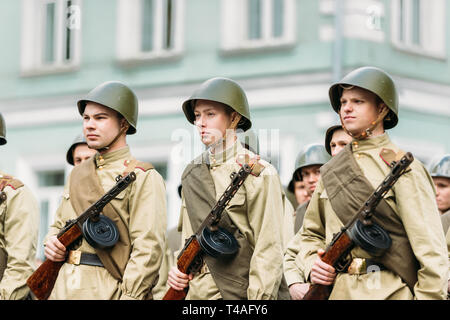 Gomel, Bielorussia - 9 Maggio 2017: gruppo di ri-enactos vestito come Soviet russo Rosso soldati dell esercito di guerra mondiale partecipando in parata durante la celebrazione del Foto Stock