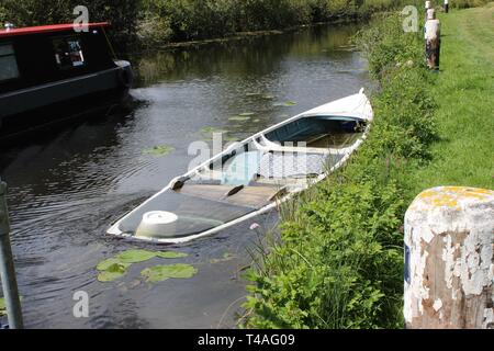 Canal abbandonati per lettiera barca affondata Foto Stock