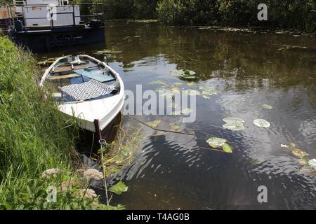 Canal abbandonati per lettiera barca affondata Foto Stock