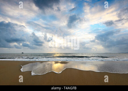 Onda delicato spume e modelli di sunrise, Palm Cove, Cairns Northern Beaches, estremo Nord Queensland, FNQ, QLD, Australia Foto Stock