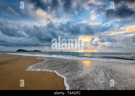 Onda delicato spume e modelli di sunrise, Palm Cove, Cairns Northern Beaches, estremo Nord Queensland, FNQ, QLD, Australia Foto Stock