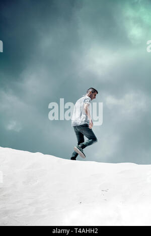 Uomo che cammina sulle dune Foto Stock