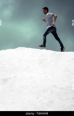 Uomo in esecuzione su Dune Foto Stock