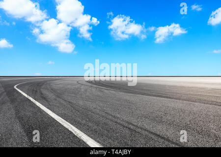 Gara di asfalto via terra e bellissimo cielo nuvole scena Foto Stock