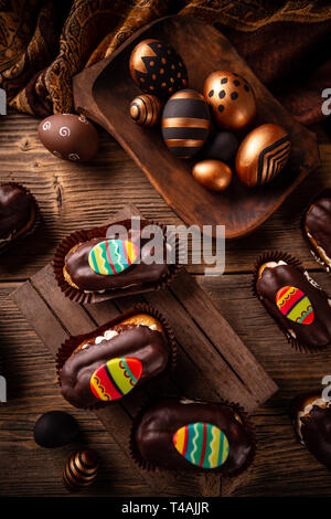 Pasqua partito cibo: mini torte decorate con uovo di cioccolato Foto Stock