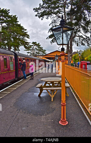 Di scena a Broadway Station come 11.30 attende di partenza per Cheltenham Racecourse. Il vecchio stile lampioni ricreare gli anni cinquanta atmosfera. Foto Stock