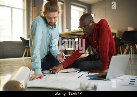 Gli operatori seduti sul pavimento Foto Stock