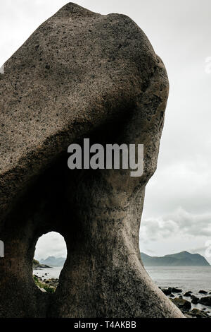 Naturalmente esposta scolpito rocce nere su Flakstadøya isola nelle isole Lofoten Nordland in Norvegia Foto Stock