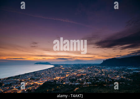 Terracina, Italia. Vista superiore Skyline Cityscape Città nel tramonto di sera. Illuminazioni della citta'. Foto Stock