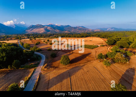 Bellissimo paesaggio rurale in montagna. campi agricoli con le pecore. Riprese aeree con drone Foto Stock