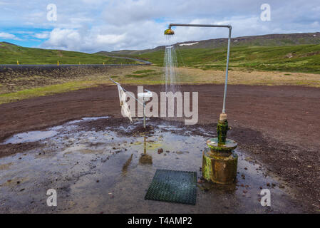 Doccia esterna accanto alla strada 868 sul Krafla caldera, vicino alle viti vrater in Islanda Foto Stock