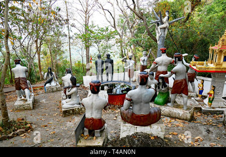 Una scena di orrore raffiguranti Naraka, inferno Buddhista. Maschio e femmina di sculture in un tableau di agonia, torture e tormenti. Cambogia 07-12-2018 Foto Stock