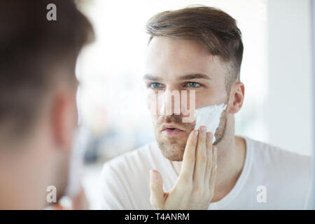 Uomo bello la rasatura Foto Stock