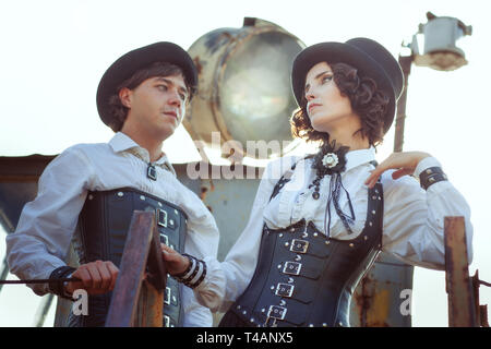 Matura in amore nello stile di steampunk. Essi sono vestiti in costumi retrò e corsetti. Foto Stock