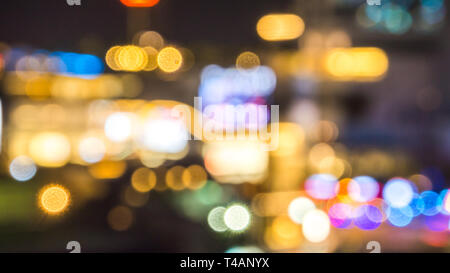 Notte sfocati città bokeh luce a shopping mall, con persone abstract blur sullo sfondo Foto Stock