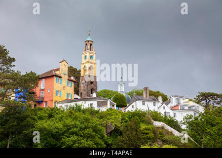 Portmeirion villaggio contro un cielo tempestoso, Galles Foto Stock
