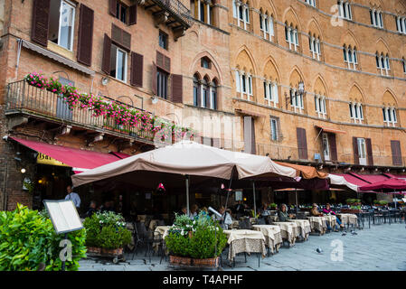 Piazzo del campo curvo a Siena, Italia. Foto Stock