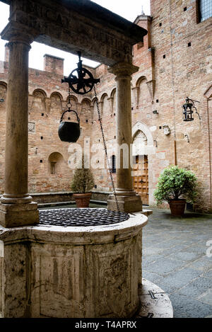 Vecchio Pozzo con 'Micat nel Vertice" motto nel cortile di Palazzo Chigi-Saracini, Siena, Italia. Foto Stock