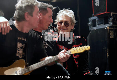 (L-R) Richard Holgarth, Simon Bowley e Barrie Masters di Eddie e le aste a caldo sul palco di O2 Academy di Islington, Londra. Foto Stock