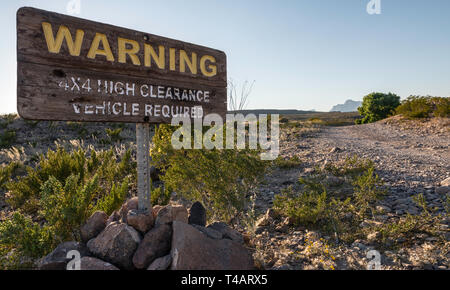 Segnale di avvertimento in corrispondenza di spazio nero Road, vista da Glenn molla Road, vicino a Glenn Molla, parco nazionale di Big Bend, Texas, Stati Uniti d'America Foto Stock