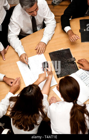 Il gruppo di architetti di brainstorming intorno a un tavolo da conferenza. Foto Stock