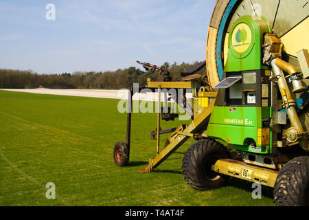 ROERMOND, Paesi Bassi - 30 marzo. 2019: chiusura di grandi impianti sprinkler per l'irrigazione agricola sul prato verde Foto Stock