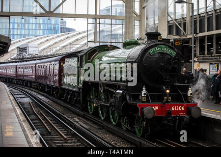 Il Mayflower treno a vapore che verrà eseguito su un orario regolare per la prima volta in cinquant'anni da London Waterloo su un viaggio di andata e ritorno attraverso le colline del Surrey, Regno Unito Foto Stock