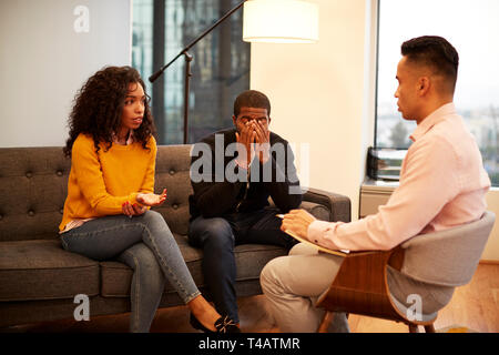 Donna seduta sul lettino incontro con rapporto maschio consigliere in ufficio Foto Stock