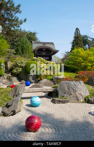 Dale Chihuly sculture in vetro nel giardino giapponese a Kew Gardens, London, Regno Unito Foto Stock