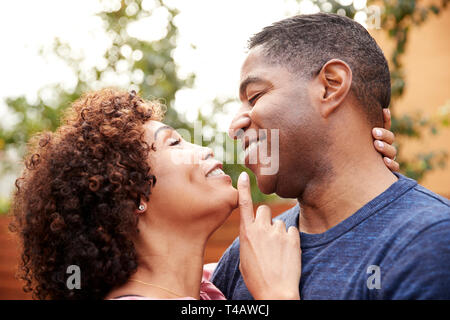 Felice di mezza età giovane nero abbracciando all'aperto, vista laterale,close up Foto Stock