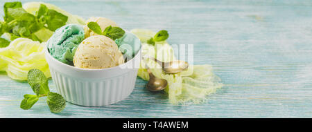 La menta e gelato al limone con foglie di Menta in vaso in ceramica su legno verde dello sfondo. Lungo banner largo Foto Stock
