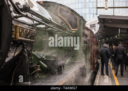 Il Mayflower treno a vapore che verrà eseguito su un orario regolare per la prima volta in cinquant'anni da London Waterloo su un viaggio di andata e ritorno attraverso le colline del Surrey, Regno Unito Foto Stock