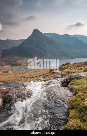 Moody vista di Ogwen Valley, Mount Tryfan, Llyn Ogwen & Glyderau montagne in prima serata nebbia, Snowdonia National Park, Galles del Nord, Regno Unito. Foto Stock
