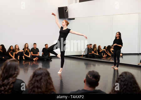 Balletto femmina studente a Performing Arts School esegue per classe e insegnante in studio di danza Foto Stock