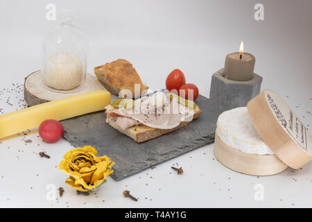 Cena romantica, eleganti piatti, cena a lume di candela, un vassoio di formaggi e aperitivo Foto Stock