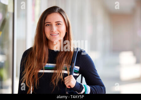 Ritratto Di Donna sorridente studente di college con zaino in corridoio di costruzione Foto Stock
