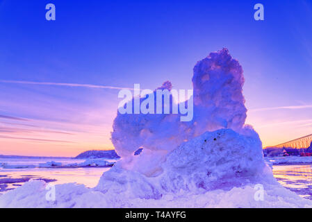 Ghiaccio retroilluminato incandescente nel tramonto su San Lorenzo a Cap Rouge vicino a Quebec City, in Canada Foto Stock