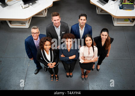 Ritratto di overhead del Team Aziende in piedi in un ufficio moderno Foto Stock