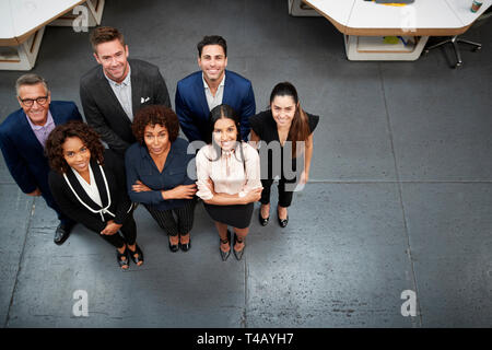 Ritratto di overhead del Team Aziende in piedi in un ufficio moderno Foto Stock