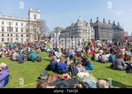 Westminster, Londra, Regno Unito; 15 aprile 2019; la folla di manifestanti in piazza del Parlamento durante il clima protesta organizzata dalla ribellione di estinzione Foto Stock