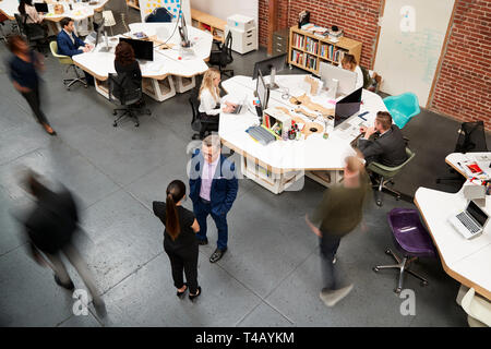 Vista aerea della trafficata modern open plan Office Foto Stock