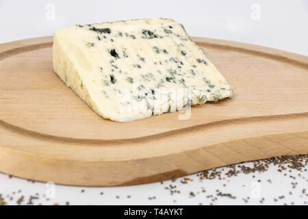 Rustico degustazione di formaggio blu con il latte di pecora su una lastra di legno Foto Stock