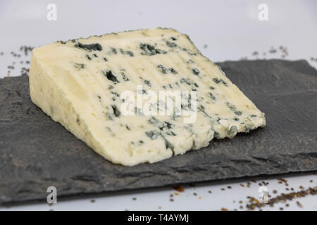 Primo piano su un formaggio di prezzemolo su ardesia vassoio degustazione, bleu d'Auvergne Foto Stock