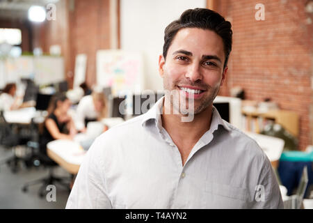 Ritratto di coppia imprenditore nel moderno ufficio open space con Business Team che lavora in background Foto Stock